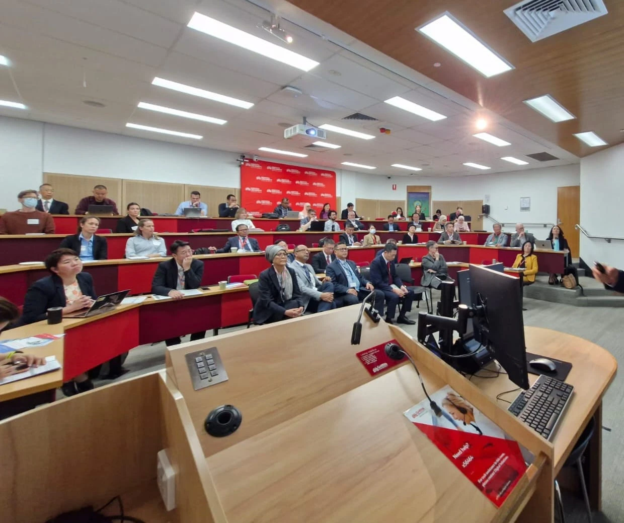 Peserta dari berbagai negara mengikuti International Symposium on One Health 2026 di Griffith University, Brisbane, Australia, yang menjadi forum strategis memperkuat kolaborasi riset, berbagi praktik terbaik, dan membangun jejaring One Health untuk meningkatkan ketahanan kesehatan kawasan Indo-Pasifik. (Foto: Dok. Pribadi)
